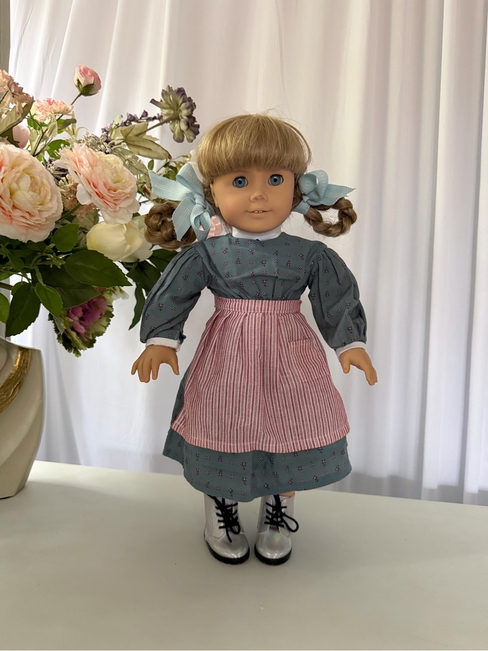 Pleasant Company (American Girl) Kirsten Larson In Classic “Meet Outfit”